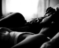 donna_che_dorme_sul_petto_dell_uomo_foto_in_bianco_e_nero